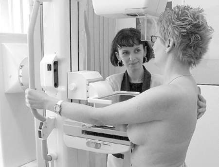Starszy technik radiologii Katarzyna Pluszczyk nadzoruje badanie mammograficzne 
Katarzyny Glasner.