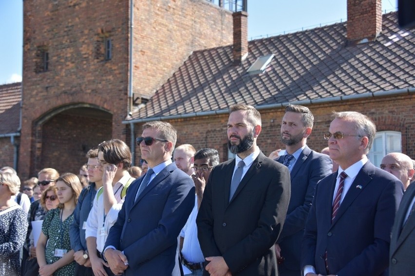 Prawie 200 wiernych upamiętniło w Miejscu Pamięci Auschwitz,...