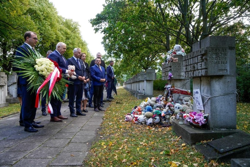 Na Cmentarzu Ofiar Hitleryzmu była delegacja rządowa,...