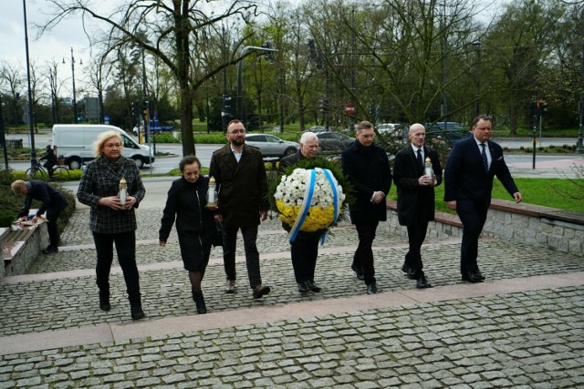Przedstawiciele władz miasta złożyli kwiaty pod pomnikiem św. Jana Pawła II w 19. rocznicę jego śmierci