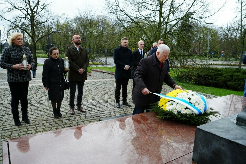 Przedstawiciele władz miasta złożyli kwiaty pod pomnikiem...