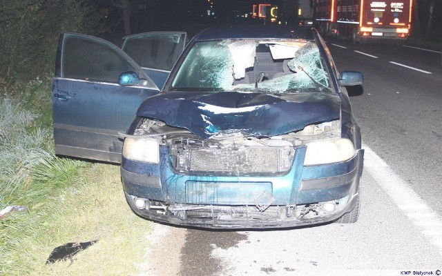 Dyżurny zambrowskiej Policji otrzymał informacje o wypadku drogowym na trasie krajowej numer 8. Mundurowi natychmiast pojechali na miejsce. Tam wstępnie ustalili, że 33-letni kierujący volkswagenem passatem jadąc w kierunku Warszawy potrącił dwoje pieszych znajdujących się na pasie ruchu.