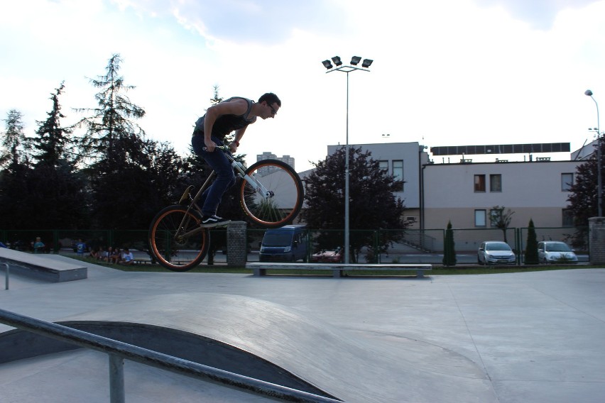 Uczą trików w skateparku w Będzinie