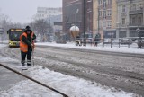 Atak zimy w Sosnowcu. Na ulicach miasta panują bardzo trudne warunki drogowe. Jak miasto radzi sobie z odśnieżaniem dróg?