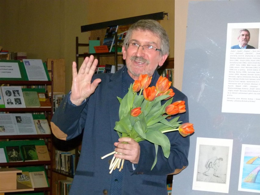 Zbigniew Woźniak prezentuje prace w Bibliotece Pedagogicznej w Zduńskiej Woli