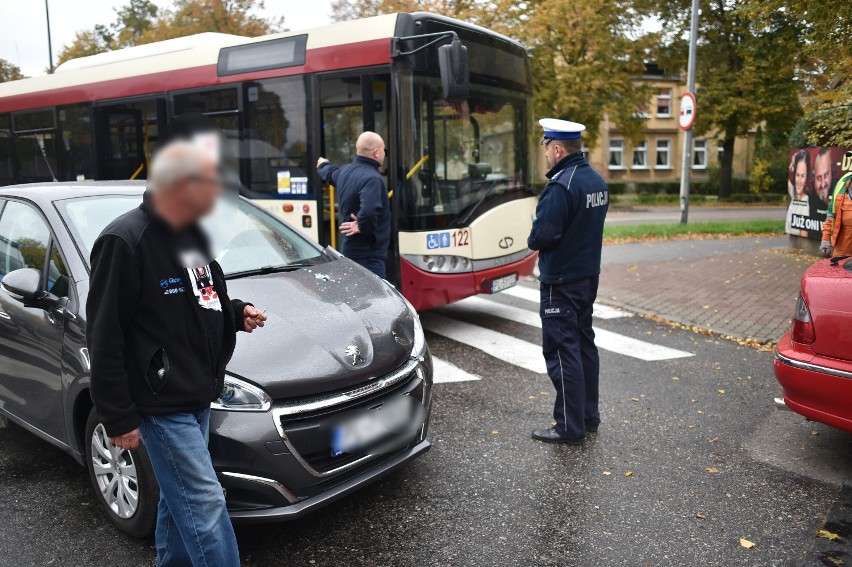 Zderzenie autobusu  z osobówką w Lesznie na skrzyżowaniu [ZDJĘCIA]