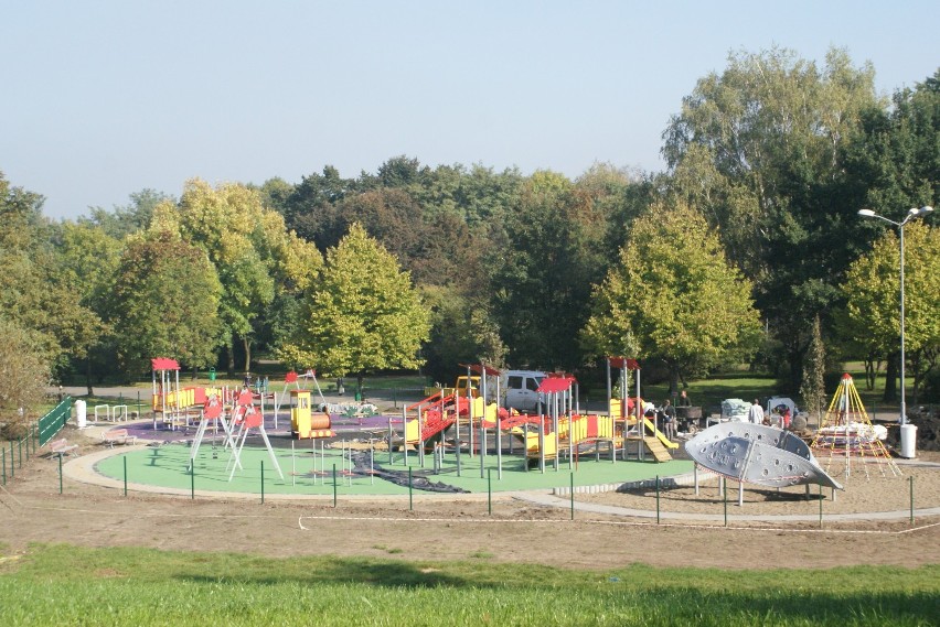 Nowy plac zabaw w parku Hallera ma być gotowy do soboty