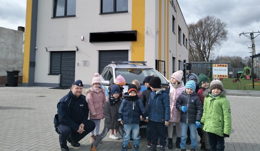 Policjanci z Radomska u przedszkolaków. Mówili o bezpieczeństwie i ostrzegali przed nieznajomymi