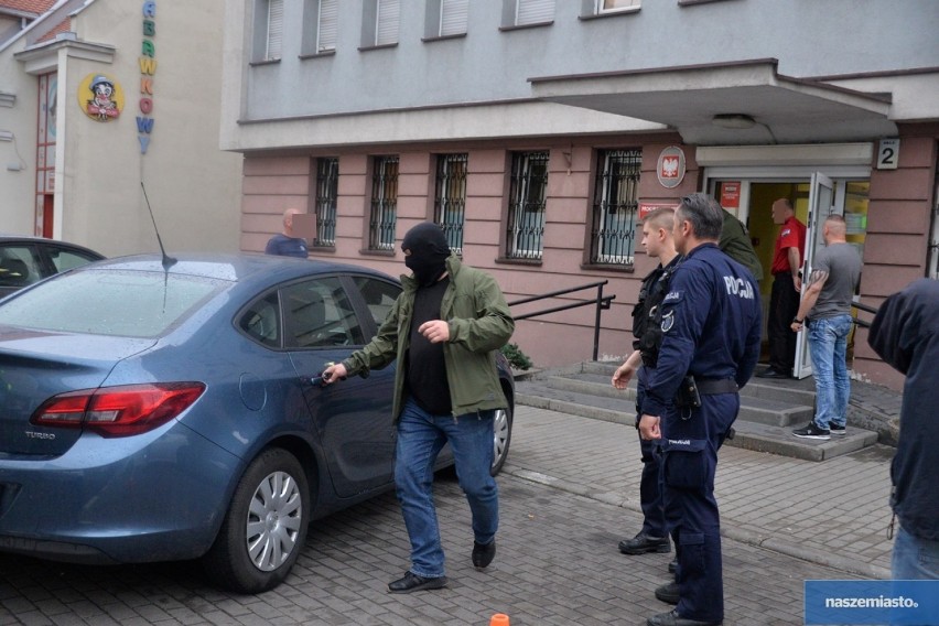 Strzelanina w Brześciu Kujawskim. 18-latek doprowadzony do prokuratury we Włocławku, był przesłuchiwany ponad 4 godziny [zdjęcia]