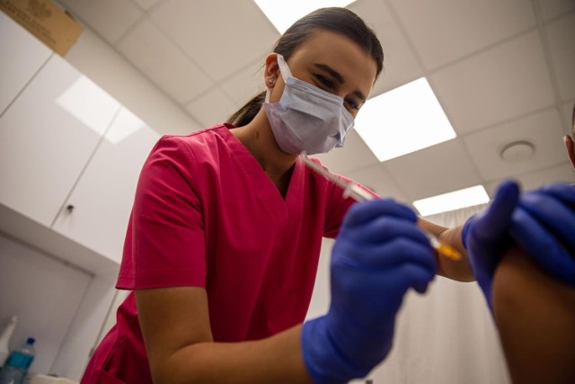 Choć lekarze i epidemiolodzy zachęcają do szczepień przeciwko Covid-19 oraz grypie, to w Bydgoszczy zainteresowanie przyjęciem tych szczepionek jest obecnie niewielkie.