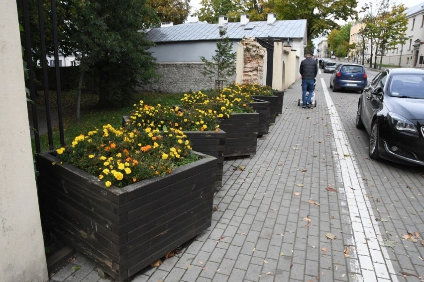 Dziura w zabytkowym ogrodzeniu parku miejskiego w Kielcach będzie naprawiona. Na remont czekała ponad rok 