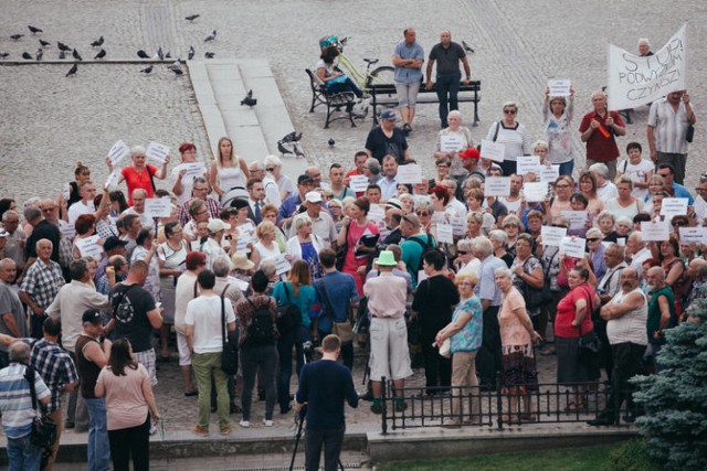 W maju radni PiS Grażyna Szabelska i Krystian Frelichowski zaprosili mieszkańców Bydgoszczy, którzy chcą protestować przeciwko podwyżkom w mieście.