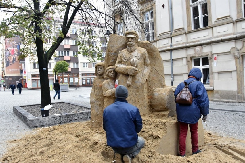 Rzeźba marszałka Józefa Piłsudskiego prawie gotowa w Legnicy [ZDJĘCIA]