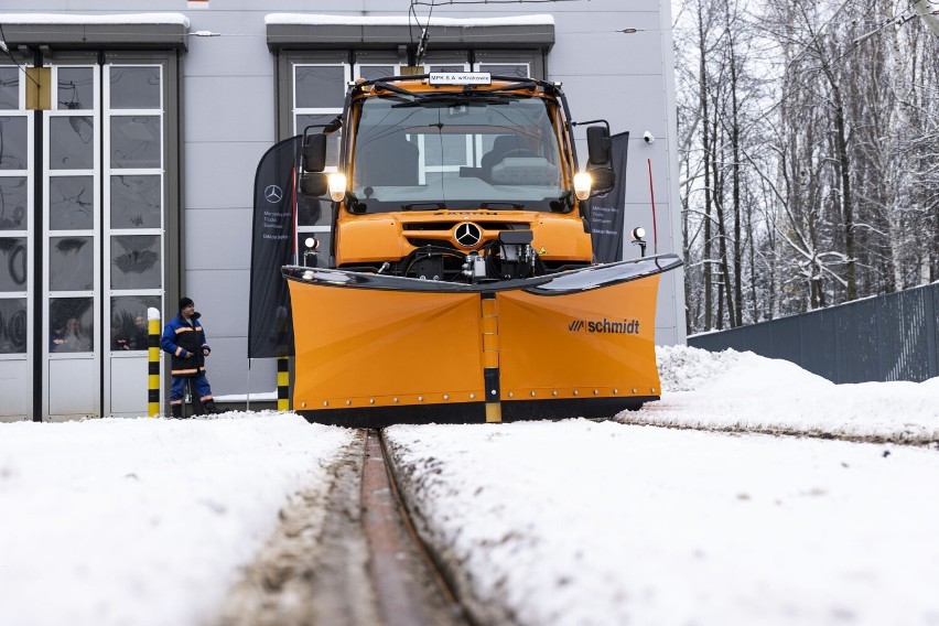 Wielofunkcyjny pojazd Unimog pomaga w walce z zimą