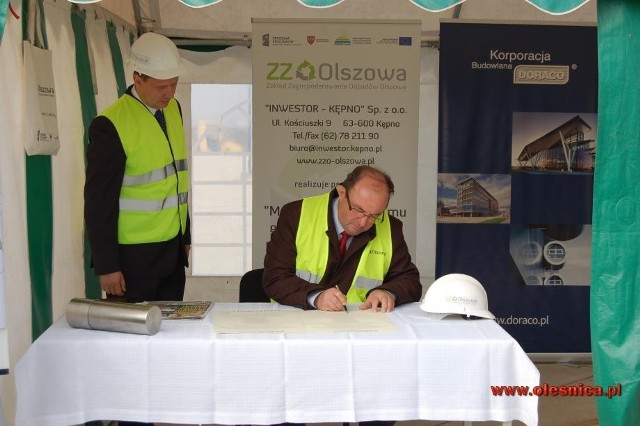 Burmistrz Jan Bronś reprezentował Oleśnicę podczas uroczystości wkopania kamienia węgielnego