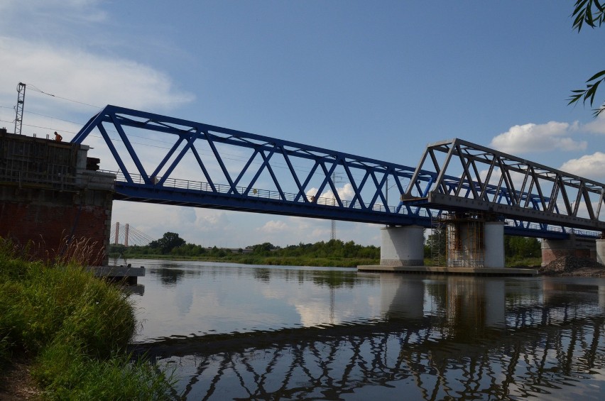Przesuwają 650-tonowy most kolejowy nad Odrą (DUŻO ZDJĘĆ)