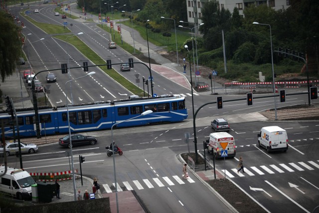 Tramwaje jadą wolno, bo prace w ciągu ul. Mogilskiej wciąż trwają