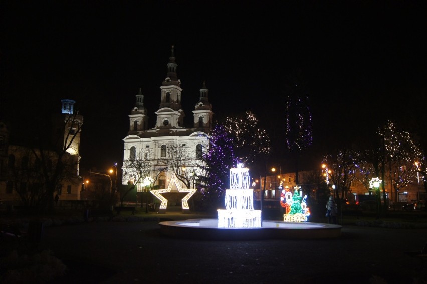 Świąteczna iluminacja na placu 3 Maja w Radomsku [ZDJĘCIA]