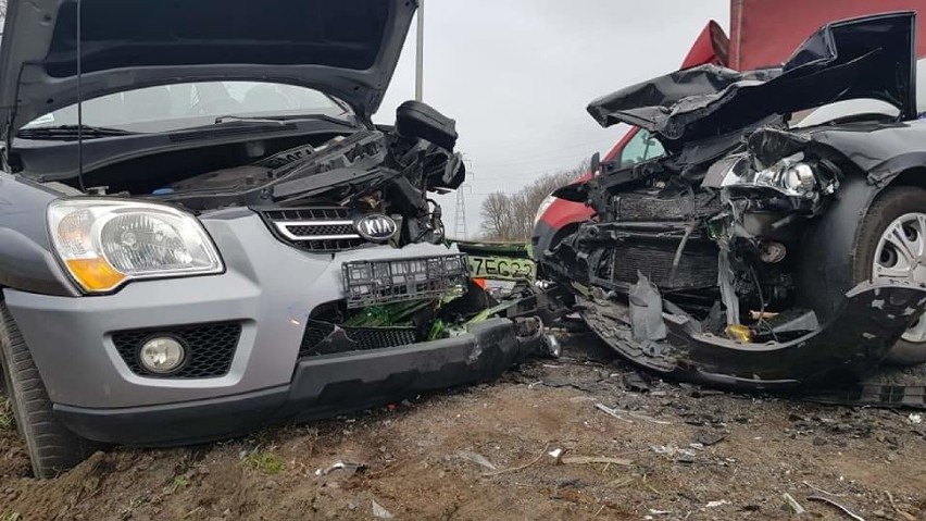 Wypadek na drodze między Legnicą, a Złotoryją. Są ranni [ZDJĘCIA] 