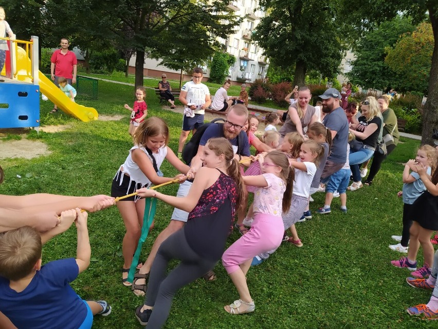 Wakacje z animatorem na os. Króla Augusta w Rzeszowie. Świetnie bawią się dzieci i dorośli [ZDJĘCIA]