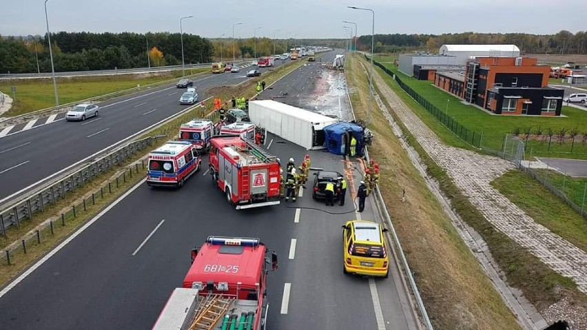 Trasa S8 zablokowana. Zderzenie dwóch samochodów ciężarowych i dwóch osobowych