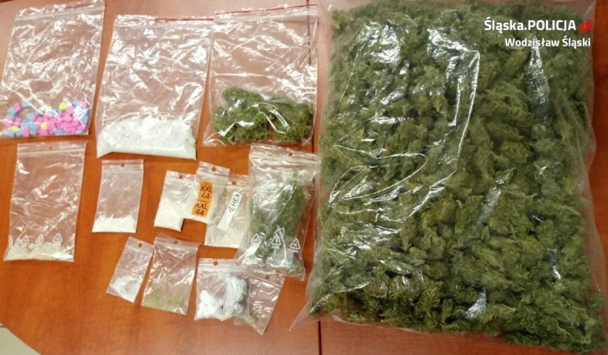 26-latek trzymał w mieszkaniu marihuanę, mefedron i ecstasy