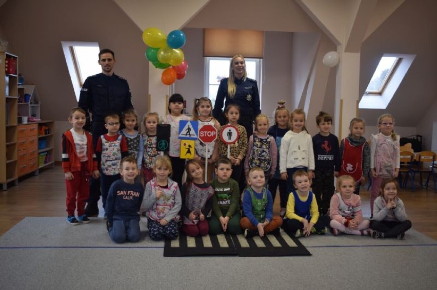 Rozmowy policjantów z przedszkolakami z Przemętu na temat bezpieczeństwa