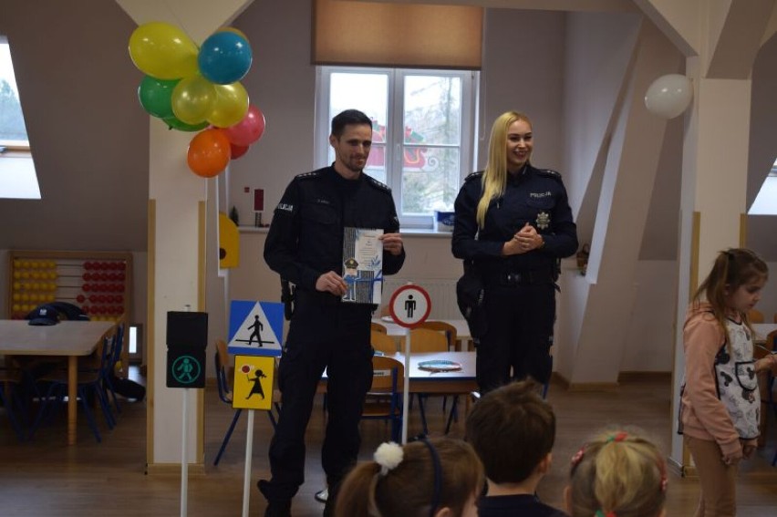 Rozmowy policjantów z przedszkolakami z Przemętu na temat bezpieczeństwa