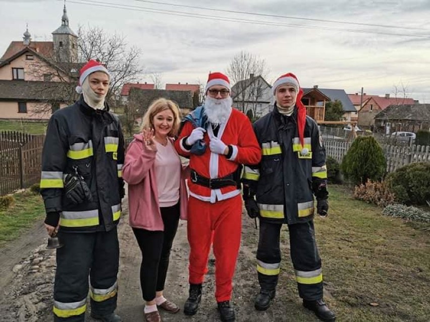 Mikołaj w towarzystwie strażaków z Komornik rozdawał dzieciom prezenty i woził bryczką [FOTO]
