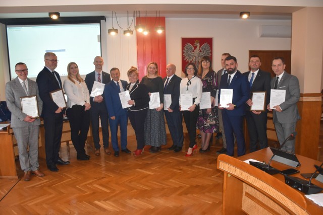 Podczas ostatniej sesji Rady Miejskiej w Barcinie prezes i sekretarz Zarządu SAMPO podziękowali za współpracę władzom gminy i radnym. Szczególnie podkreślono lata mijającej kadencji, czyli okres 2018-2024.