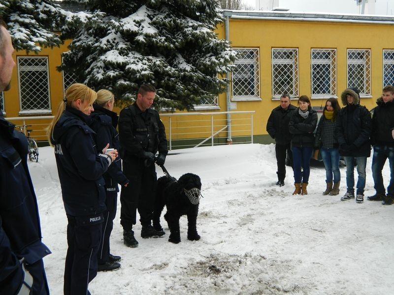 Dzień wagarowicza wejherowscy licealiści spędzili na komendzie policji