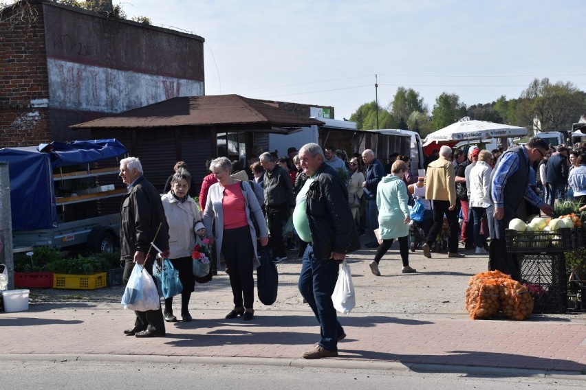 Targ w Koźminku. Tutaj zaopatrują się nie tylko mieszkańcy gminy Koźminek. ZDJĘCIA