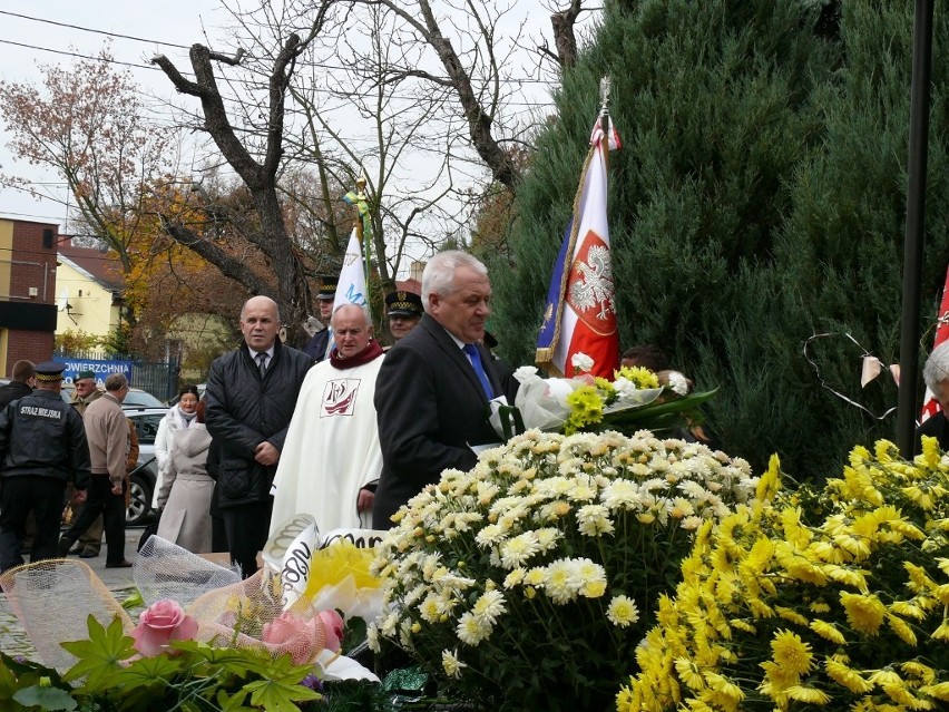 Pod pomnikiem Jana Pawła II złożono kwiaty