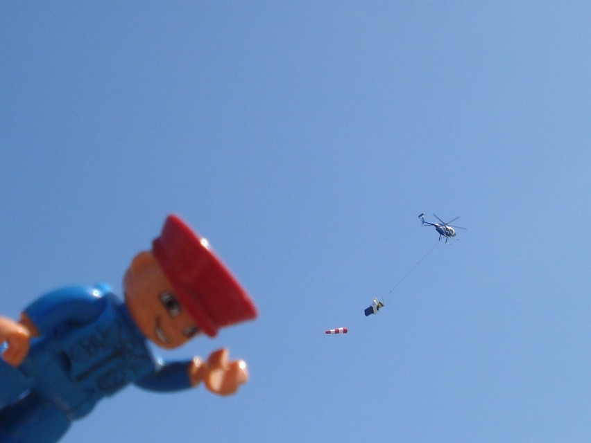 Ludzik Duplo pozdrawia ludzika Lego z puckiego mola ;)