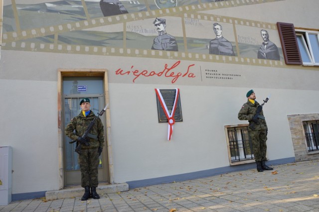 Tablica z Dekalogiem Polaka odsłonięta na budynku Urzędu Wojewódzkiego w Opolu.