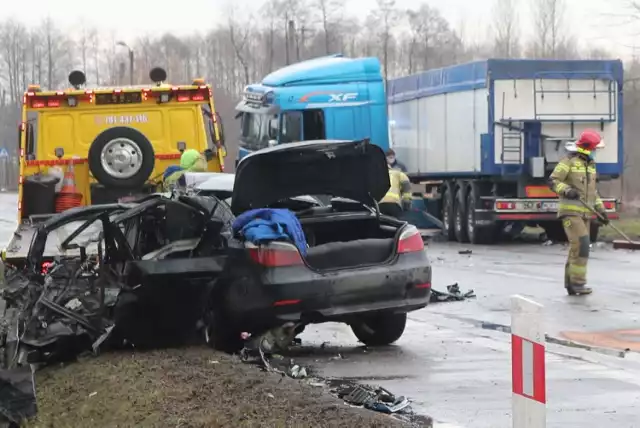 Nie żyje 32-letni kierowca BMW, który w sobotę spowodował wypadek trzech samochodów. Mężczyzna zmarł po kilku godzinach od wypadku.

WIĘCEJ INFORMACJI I ZDJĘCIA >>>>