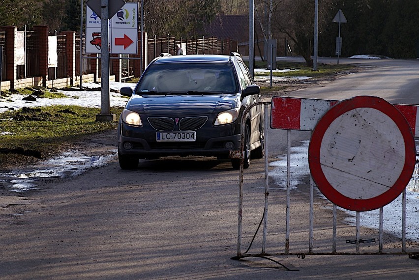 Chełm. Łatanie dziur na chełmskich ulicach spowodowało niezły konflikt między drogowcami a kierowcami. Zobacz zdjęcia