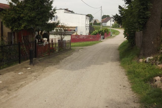 Władze samorządowe gminy Golub – Dobrzyń prowadzą postępowanie przetargowe mające na celu wyłonienie firmy która położy asfalt na drodze w Cieszynach.