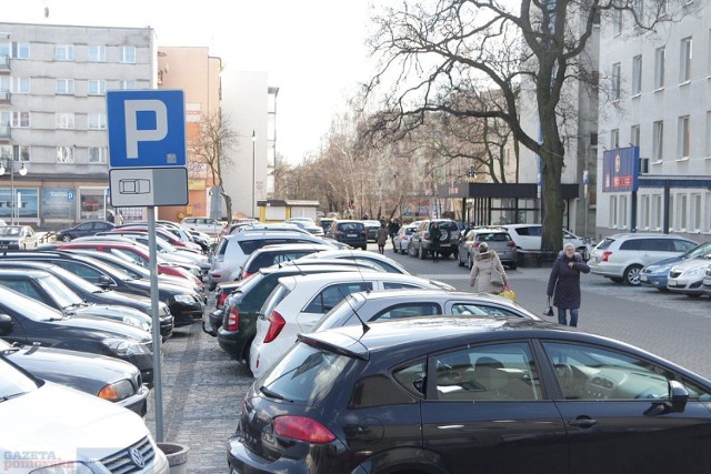 Przed Urzędem Miasta we Włocławku są problemy z parkowaniem. Urzędnicy chcą wprowadzić opłaty, by uporządkować tę sytuację