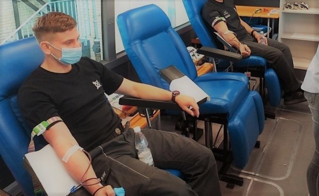 Funkcjonariusze z Aresztu Śledczego w Radomiu po raz kolejny oddawali w tym roku krew. Tym razem mundurowi oddali 19 litrów tego bezcennego leku.