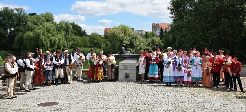 Pamiątkowa fotografia, przy pomniku Karola Wojtyły (papieża)