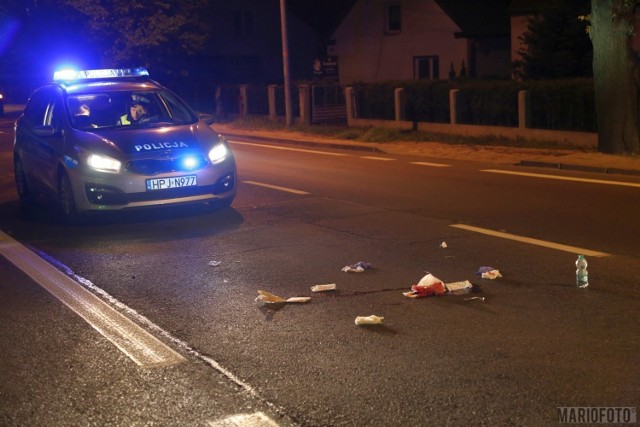 Kierowca motocykla stracił nad nim panowanie. Motor wywrócił się na jezdnię, a kierowca oraz jego pasażer wylądowali na jezdni. Kierowca został opatrzony na miejscu zdarzenia. Pasażera z obrażeniami nogi przewieziono do szpitala.

Do wypadku doszło w sobotę około godz. 20.45 na ul. Strzeleckiej w Opolu, na wysokości sklepu spożywczego.

Obaj poszkodowani byli pijani. Kierowca motocykla w wydychanym powietrzu miał około 2 promili alkoholu. Wynik badania jego pasażera - wedle nieoficjalnych informacji - był zbliżony.