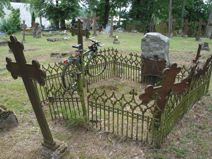 Na XIX-wiecznym cmentarzu w Lubuniu gdzie ocalały dawne...