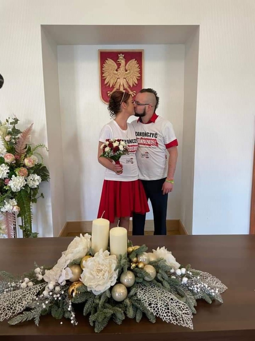 Wzięli ślub i zaprotestowali przeciw pandemii koronawirusa. To pierwszy taki przypadek w Polsce 