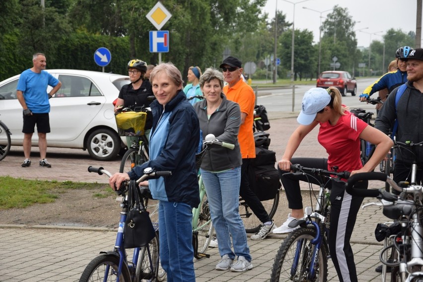 Rowerzyści wyruszyli w trasę pomimo niezbyt pewnej pogody.