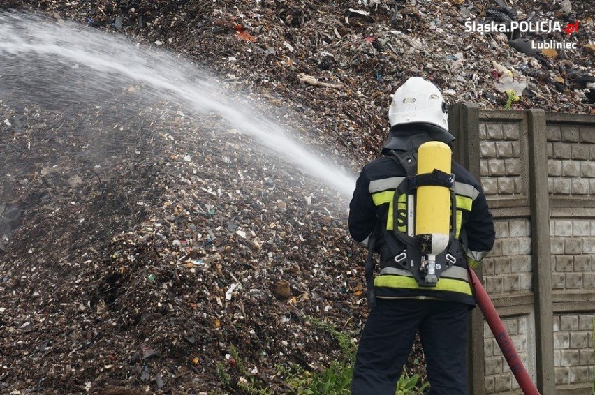 Herby: Pożar śmieci w firmie zajmującej się recyklingiem [ZDJĘCIA]