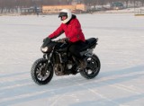 Ekstremalne sporty zimą: Jazda motocyklem po lodzie i nurkowanie (wideo, zdjęcia)