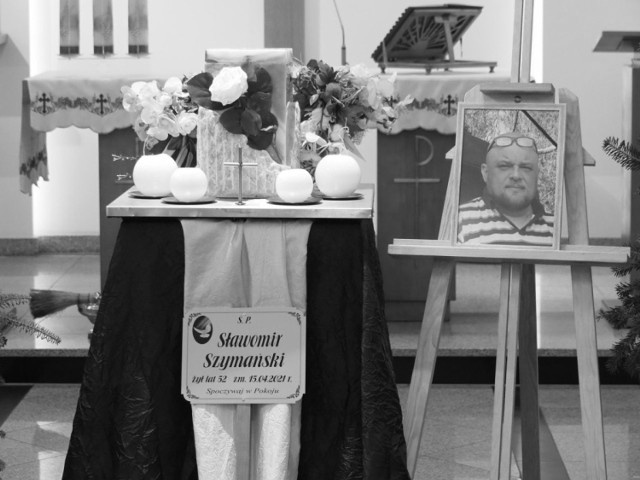Głośne dźwięki klaksonów żegnały w ostatniej drodze łódzkiego taksówkarza Sławomira Szymańskiego, który zmarł 15 kwietnia br. Zachorował na Covid-19 i po kilku dniach ciężkich zmagań o życie przegrał tę walkę na szpitalnym łóżku. 

Miał 52 lata. W czwartek, 29 kwietnia, został pochowany na łódzkim cmentarzu na Mani. 

ZOBACZ ZDJĘCIA - KLIKNIJ DALEJ

