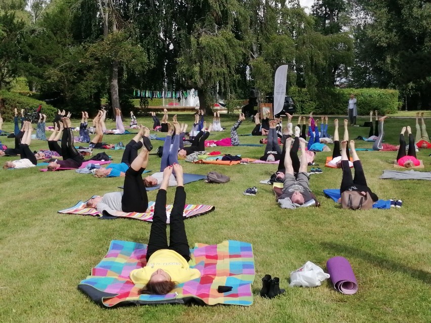 Słoneczny poranek w parku, czyli zajęcia z jogi dla każdego