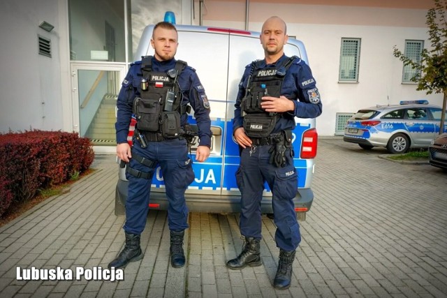 Policjanci, sierżant Marek Święcki oraz sierżant Grzegorz Chołodowski przetransportowali kobietę do szpitala.